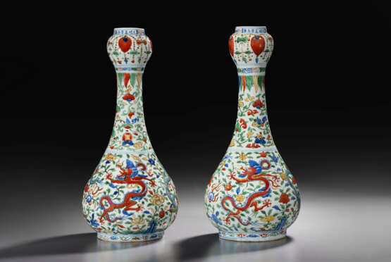 AN EXCEPTIONAL PAIR OF LARGE WUCAI `GARLIC-MOUTH` VASES - фото 1