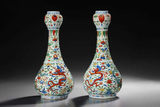 AN EXCEPTIONAL PAIR OF LARGE WUCAI `GARLIC-MOUTH` VASES - фото 2