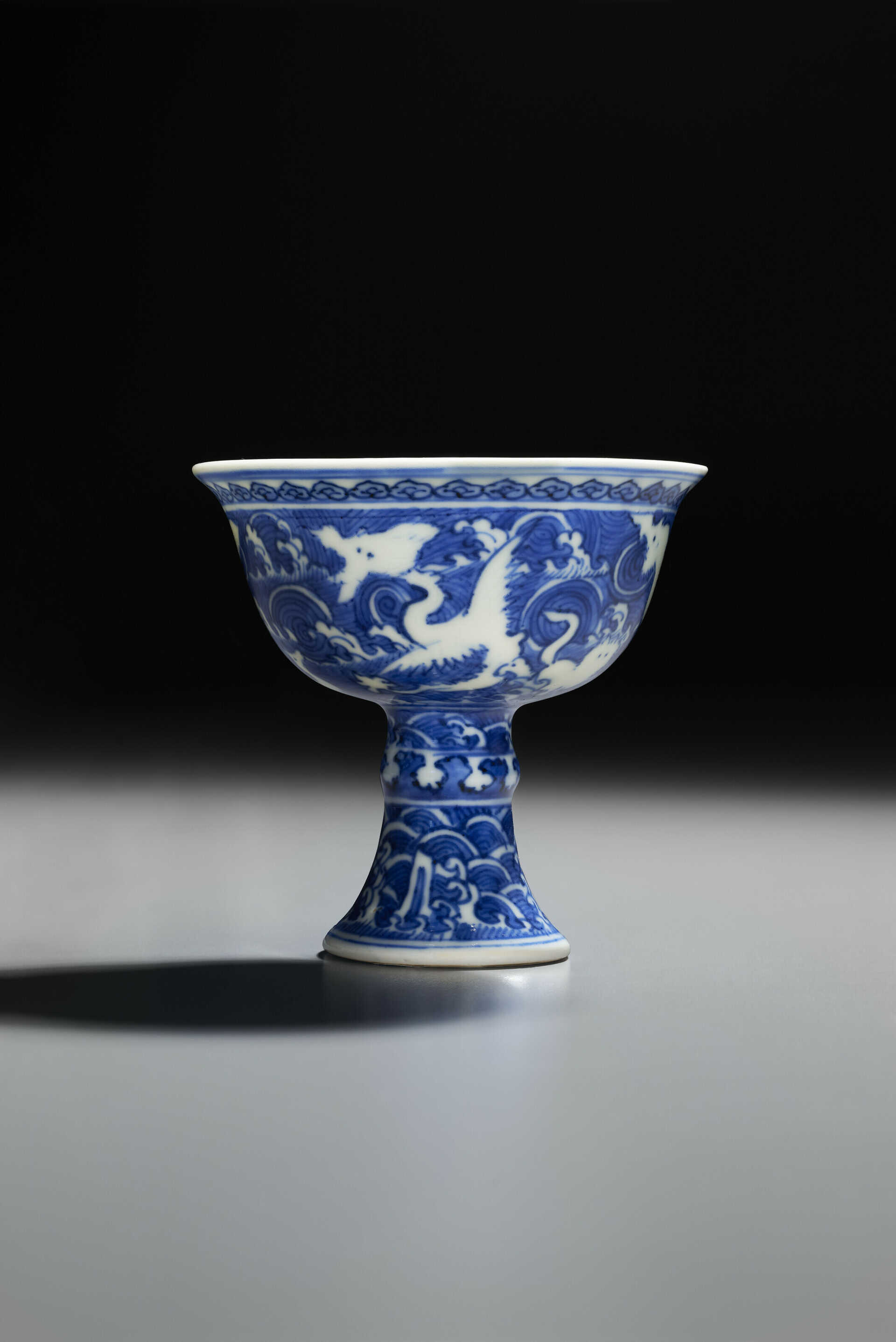 A VERY RARE BLUE AND WHITE REVERSE-DECORATED STEM CUP