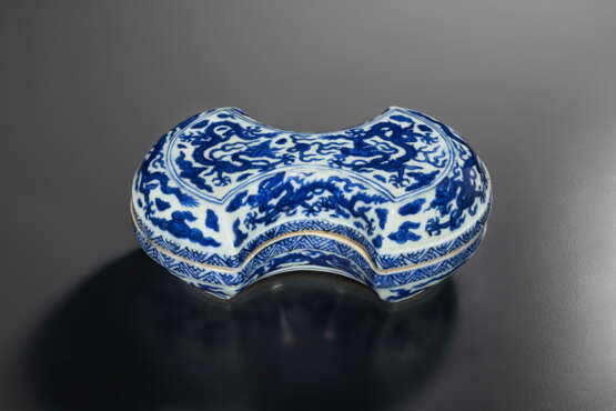 A RARE BLUE AND WHITE INGOT-SHAPED `DRAGON` BOX AND COVER - photo 1