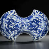 A RARE BLUE AND WHITE INGOT-SHAPED `DRAGON` BOX AND COVER - фото 2