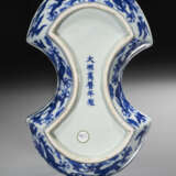 A RARE BLUE AND WHITE INGOT-SHAPED `DRAGON` BOX AND COVER - Foto 3