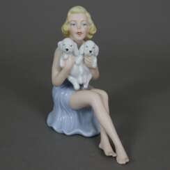 Porzellanfigur "Junge Frau mit zwei Welpen spielend" - Gerold P