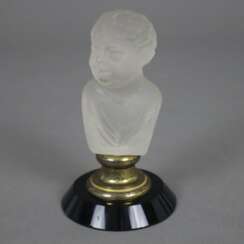 Büste eines lachenden Kindes - nach 1830, Kristallglas gepresst