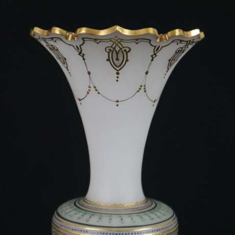 Vase - Böhmen, Ende 19. Jh./um 1900, opakweißes Glas, balusterf - фото 3