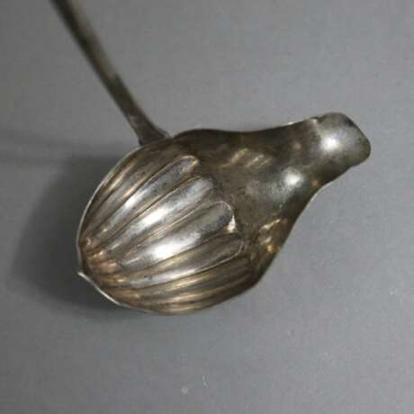 Antike Schöpfkelle in Muschelform - 19. Jh., 13 Lot Silber, pun - Foto 2