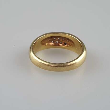 Goldring mit Diamantbesatz - Gelbgold 750/000 (18K), vertiefter - фото 4