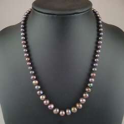 Perlenkette - leicht barocke Perlen mit changierendem Lüster in