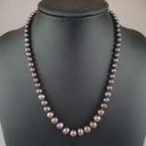 Perlenkette - leicht barocke Perlen mit changierendem Lüster in - Foto 1