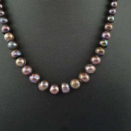 Perlenkette - leicht barocke Perlen mit changierendem Lüster in - Foto 2