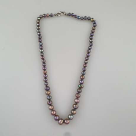 Perlenkette - leicht barocke Perlen mit changierendem Lüster in - Foto 3