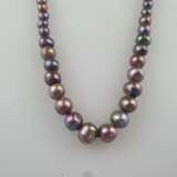 Perlenkette - leicht barocke Perlen mit changierendem Lüster in - Foto 4