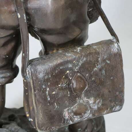 Große Bronzefigur “Junger Jäger mit Beute” - Bronzeskulptur mit - photo 7