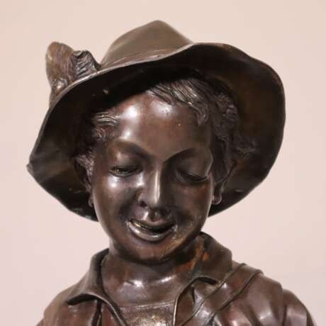 Große Bronzefigur “Junger Jäger mit Beute” - Bronzeskulptur mit - фото 11