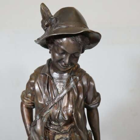 Große Bronzefigur “Junger Jäger mit Beute” - Bronzeskulptur mit - фото 12