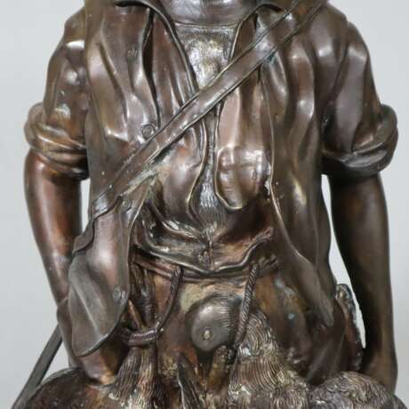 Große Bronzefigur “Junger Jäger mit Beute” - Bronzeskulptur mit - Foto 1