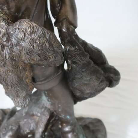 Große Bronzefigur “Junger Jäger mit Beute” - Bronzeskulptur mit - Foto 3