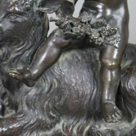 Bronzefigur - vollrunde Darstellung eines Puttos mit Weinreben - фото 7