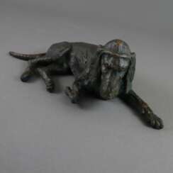Tierfigur "Liegender Jagdhund" - 1. Hälfte 20. Jh., Bronze, dun