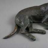 Tierfigur "Liegender Jagdhund" - 1. Hälfte 20. Jh., Bronze, dun - Foto 4