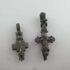 Zwei klappbare Reliquienkreuze (Enkolpion) - wohl byzantinisch,