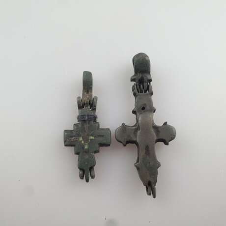 Zwei klappbare Reliquienkreuze (Enkolpion) - wohl byzantinisch, - Foto 2