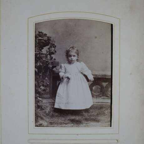 Fotoalbum - 19.Jh./um 1900, mit ca. 60 Portraitfotografien, unt - photo 1