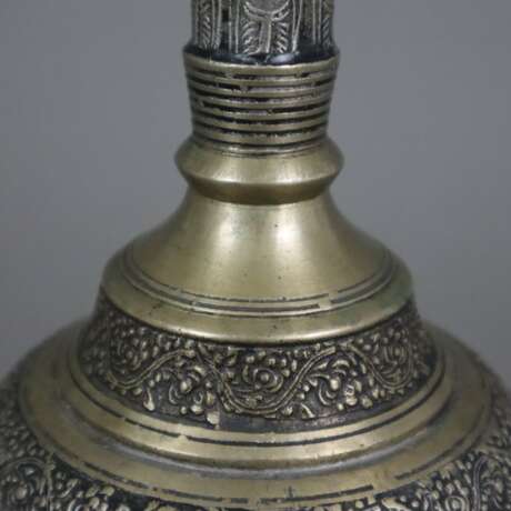 Metallvase - Weißmetall, über rundem ausgestelltem Fuß gedrückt - Foto 4