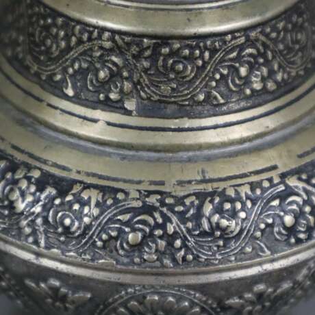 Metallvase - Weißmetall, über rundem ausgestelltem Fuß gedrückt - photo 6