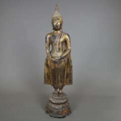 Stehende Buddhafigur - Thailand, Bronze mit Resten der Goldlack