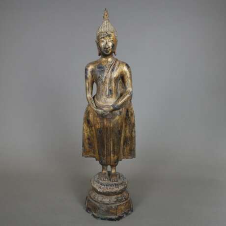 Stehende Buddhafigur - Thailand, Bronze mit Resten der Goldlack - фото 1