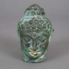 Kleiner Buddhakopf - Indien, Bronze mit grüner Patina, Hohlguss