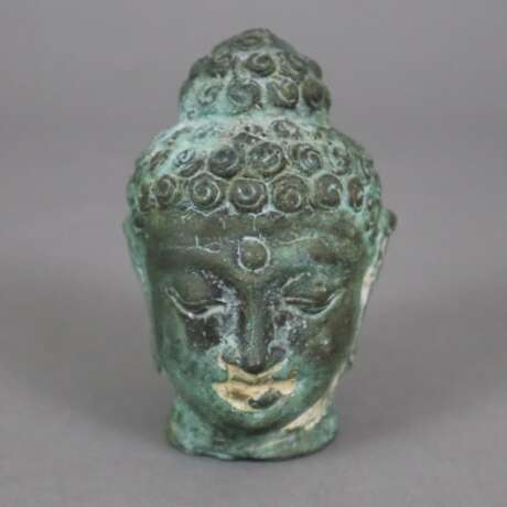 Kleiner Buddhakopf - Indien, Bronze mit grüner Patina, Hohlguss - Foto 1