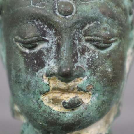 Kleiner Buddhakopf - Indien, Bronze mit grüner Patina, Hohlguss - фото 2