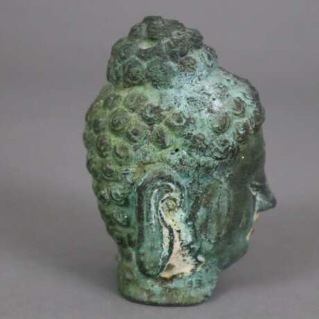 Kleiner Buddhakopf - Indien, Bronze mit grüner Patina, Hohlguss - фото 4
