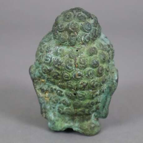 Kleiner Buddhakopf - Indien, Bronze mit grüner Patina, Hohlguss - фото 5