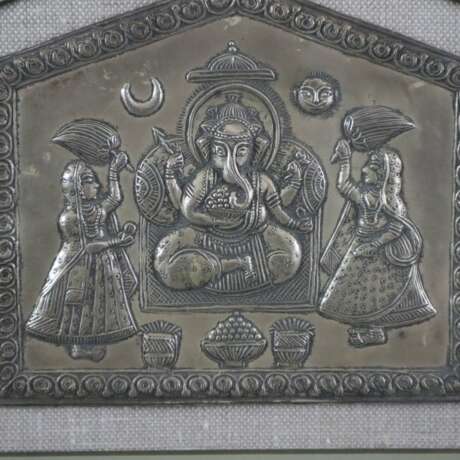 Reliefplakette mit Ganesha - Indien, getriebenes Silberblech, d - photo 3
