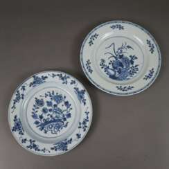 Zwei Teller - China, beide mit floralem Dekor in Unterglasurbla