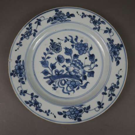 Zwei Teller - China, beide mit floralem Dekor in Unterglasurbla - photo 2
