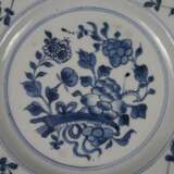 Zwei Teller - China, beide mit floralem Dekor in Unterglasurbla - Foto 3