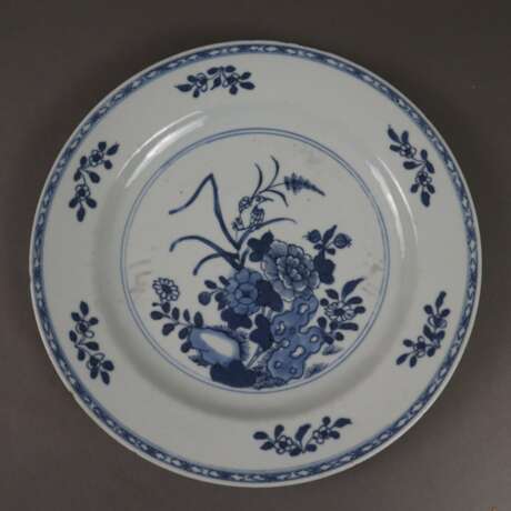 Zwei Teller - China, beide mit floralem Dekor in Unterglasurbla - photo 5