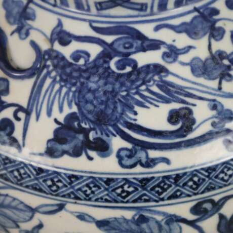Blau-weiße Vase - Porzellan, runde gebauchte Wandung mit vollru - фото 4