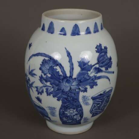 Blau-weiße Vase - China, frühe Qing-Dynastie, Porzellan, umlauf - фото 1