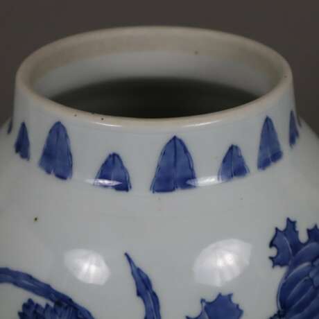 Blau-weiße Vase - China, frühe Qing-Dynastie, Porzellan, umlauf - фото 3