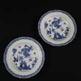 Zwei blau-weiße Teller - Porzellan, China, passig geschweifter - Foto 1