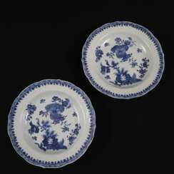 Zwei blau-weiße Teller - Porzellan, China, passig geschweifter