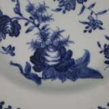 Zwei blau-weiße Teller - Porzellan, China, passig geschweifter - Foto 3