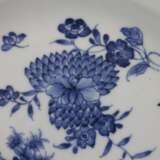 Zwei blau-weiße Teller - Porzellan, China, passig geschweifter - Foto 4