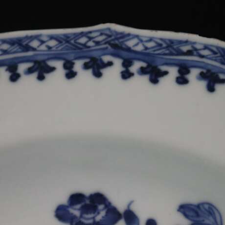 Zwei blau-weiße Teller - Porzellan, China, passig geschweifter - photo 5
