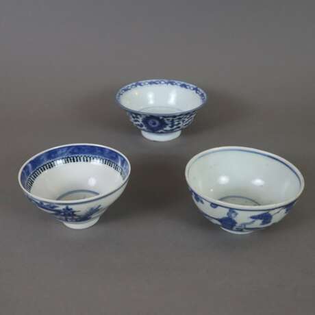 Drei Blauweiß-Schalen - China, wohl Qing-Dynastie, diverse Alte - Foto 1